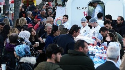İzmir'de lise &ouml;ğrencileri iftara yetişemeyenlere kendi yaptıkları yemekleri dağıttı