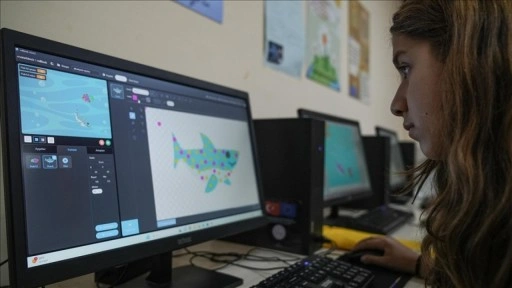 İzmir'de öğretmen ve öğrenciler "dijital okuryazar" oluyor