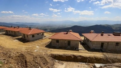 İzmir'de orman yangınında zarar g&ouml;ren yapıların yenileri yıl d&ouml;n&uuml;m&uuml;nden &ouml;nce tamamlanacak