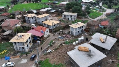 İzmir'de orman yangınında zarar g&ouml;ren yapıların yerine inşa edilen konutlar y&uuml;kseliyor