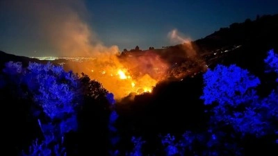 İzmir'de ormanlık alanda &ccedil;ıkan yangına m&uuml;dahale ediliyor