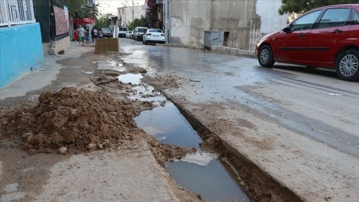 İzmir'de patlayan su borusunun onarılmamasına mahalleliden tepki