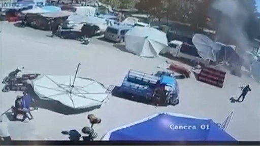 İzmir'de pazar şemsiyesinin hamile kadın ve çocuğunun üzerine düşmesi güvenlik kamerasında