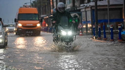 İzmir'de sağanak etkili oldu