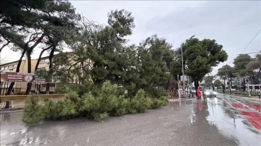 İzmir'de sağanak hayatı olumsuz etkiledi