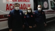 İzmir&#039;de sağlık çalışanı beline kadar gelen suyu aşıp hastasına müdahale etti