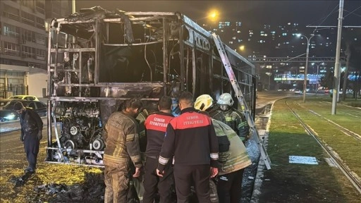 İzmir'de seyir halindeki belediye otobüsü yandı