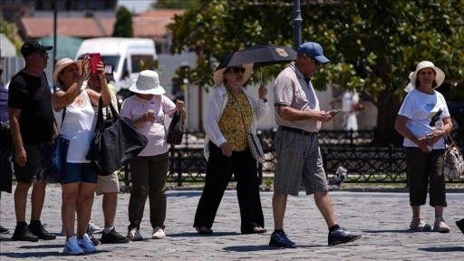İzmir'de sıcak hava "fön" rüzgarı etkisiyle daha da bunaltıcı oldu