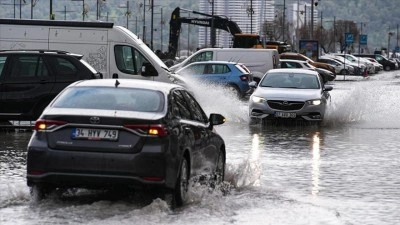 İzmir'de su basan ev ve iş yerlerinde tahliye &ccedil;alışmaları yapılıyor