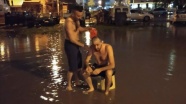 İzmir&#039;de su kesintisine dikkati çekmek için yağmur suyuyla sokakta yıkandılar
