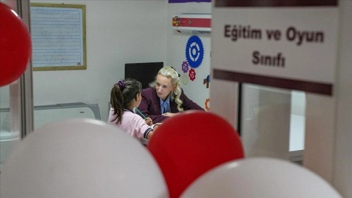 İzmir'de tedavileri nedeniyle okula gidemeyen çocukların sınıfı hastaneye taşınıyor