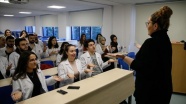 İzmir'de tıp öğrencileri işaret dili eğitimi alıyor
