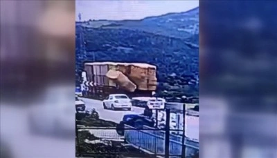 İzmir'de tırdan d&uuml;şen saman balyalarının altında kalan kişi &ouml;ld&uuml;