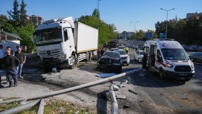 İzmir'de tırın 9 araca &ccedil;arptığı kazada 2 kişi &ouml;ld&uuml;, 5 kişi yaralandı