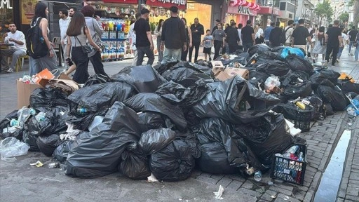 İzmir'de toplanmayan çöpler tepkilere neden oluyor