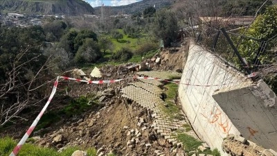 İzmir'de toprak kayması sonucu tahliye edilen apartmanın sakinleri &ccedil;&ouml;z&uuml;m bekliyor