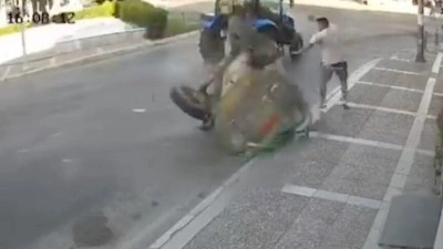 İzmir'de yayanın trakt&ouml;rden kopan tankerin altında kalmaktan kurtulması kamerada