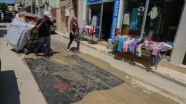 İzmir'de yoldaki toz ve çukuru 'halı'yla çözdüler