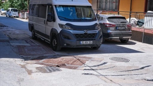 İzmir'de yolu bozulan mahalleli çareyi halıda buldu