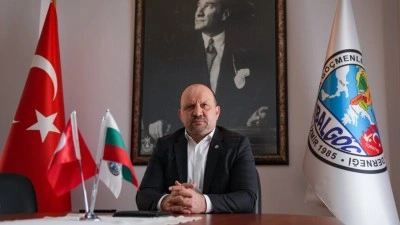 İzmir'deki &ccedil;ifte vatandaşlar Bulgaristan se&ccedil;imlerinde oy haklarına sahip &ccedil;ıktıklarını g&ouml;stermek