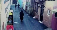 İzmir'deki kapkaç anı güvenlik kamerasına yansıdı