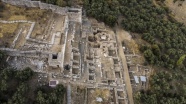 İzmir&#039;deki Metropolis Antik Kenti&#039;nde 1800 yıllık kadın heykeli bulundu