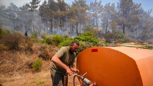 İzmir'deki yangınlarda köylüler, ekiplerle omuz omuza mücadele ediyor