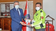 İzmir Emniyet Müdürü Aşkın&#039;dan sel sularında yolda kalan araçlara yardım eden komisere ödül