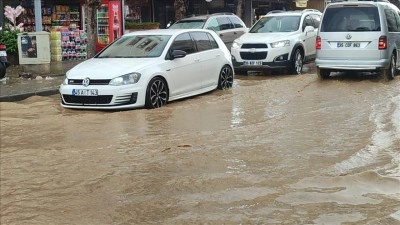 İzmir'in &Ouml;demiş il&ccedil;esinde etkili olan sağanak hayatı olumsuz etkiledi