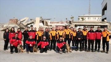 İzmir İtfaiyesi ekipleri, arama kurtarma köpekleriyle enkaz altındakilerin yerini tespit etti