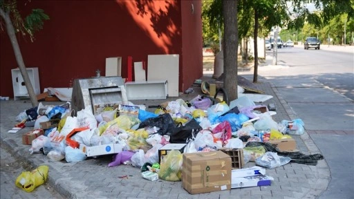 İzmir Karşıyaka'da çöplerin toplanmaması tepkilere neden oluyor