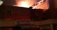 İzmir Kemeraltı’nda çıkan yangın paniğe sebep oldu