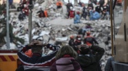 İzmir Valisi Köşger'den enkazların etrafında 'kalabalık oluşturmama' uyarısı