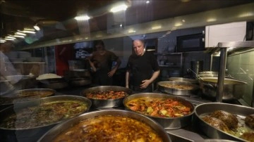 İzmir'de 68 yıllık esnaf lokantasında yemekler kuzinede pişiyor
