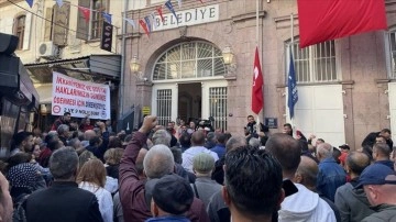 İzmir'de belediye iştiraki İZENERJİ çalışanları iş bırakma eylemini sürdürüyor