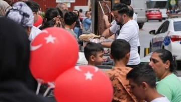 İzmir'de bir dönerci, 23 Nisan'da çocukları ikramlarıyla sevindirdi