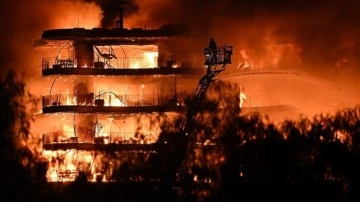 İzmir'de bir sitede çıkan yangında alevler tüm binayı sardı