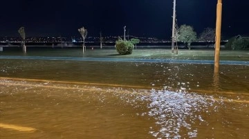 İzmir'de deniz taştı, sokaklar su altında kaldı