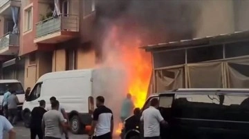 İzmir'de depoda çıkan yangında 8 kişi dumandan etkilendi