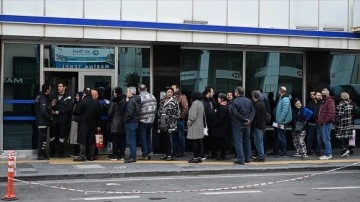 İzmir'de EYT'li vatandaşlar SGK önünde yoğunluk oluşturdu