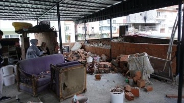 İzmir'de fırtına nedeniyle teras duvarının yıkılması sonucu 3 kişi yaralandı