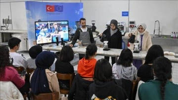 İzmir'de gençleri meslek sahibi yapmak için hazırlanan eğitime kadınlar ilgi gösterdi
