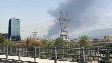 İzmir'de geri dönüşüm tesisinde yangın çıktı