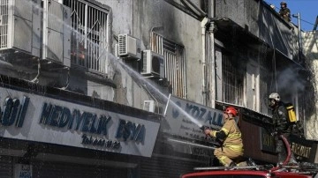 İzmir'de Kemeraltı Çarşısı'ndaki bir iş merkezinde yangın çıktı