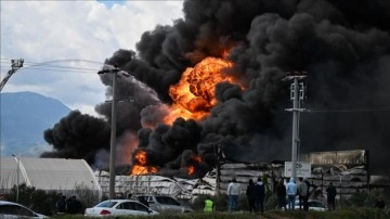 İzmir'de kimyasal malzemelerin bulunduğu depoda yangın çıktı