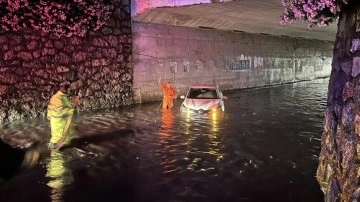 İzmir'de sağanak dolayısıyla suyla dolan alt geçitte bir araç mahsur kaldı