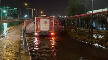 İzmir'de sağanak nedeniyle derenin taşması sonucu evleri ve iş yerlerini su bastı