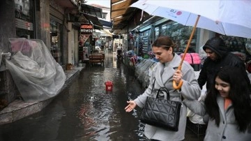 İzmir'de sağanak su baskınlarına sebep oldu