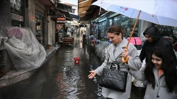 İzmir'de sağanak su baskınlarına neden oldu