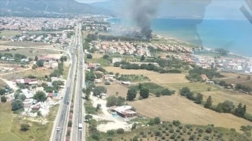 İzmir'de sazlık alanda çıkan yangına müdahale ediliyor